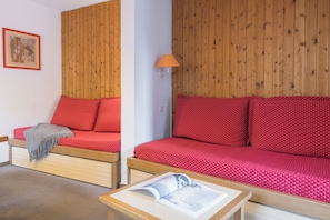 Appartement 6 personnes - 2 chambres | Área de estar | TV, mesa de pingue-pongue, livros