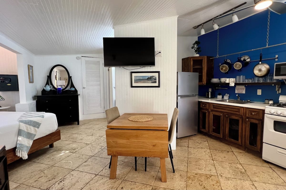 Deluxe Cottage, Kitchen, Garden View (Calypso) | 1 bedroom, in-room safe, iron/ironing board, free WiFi