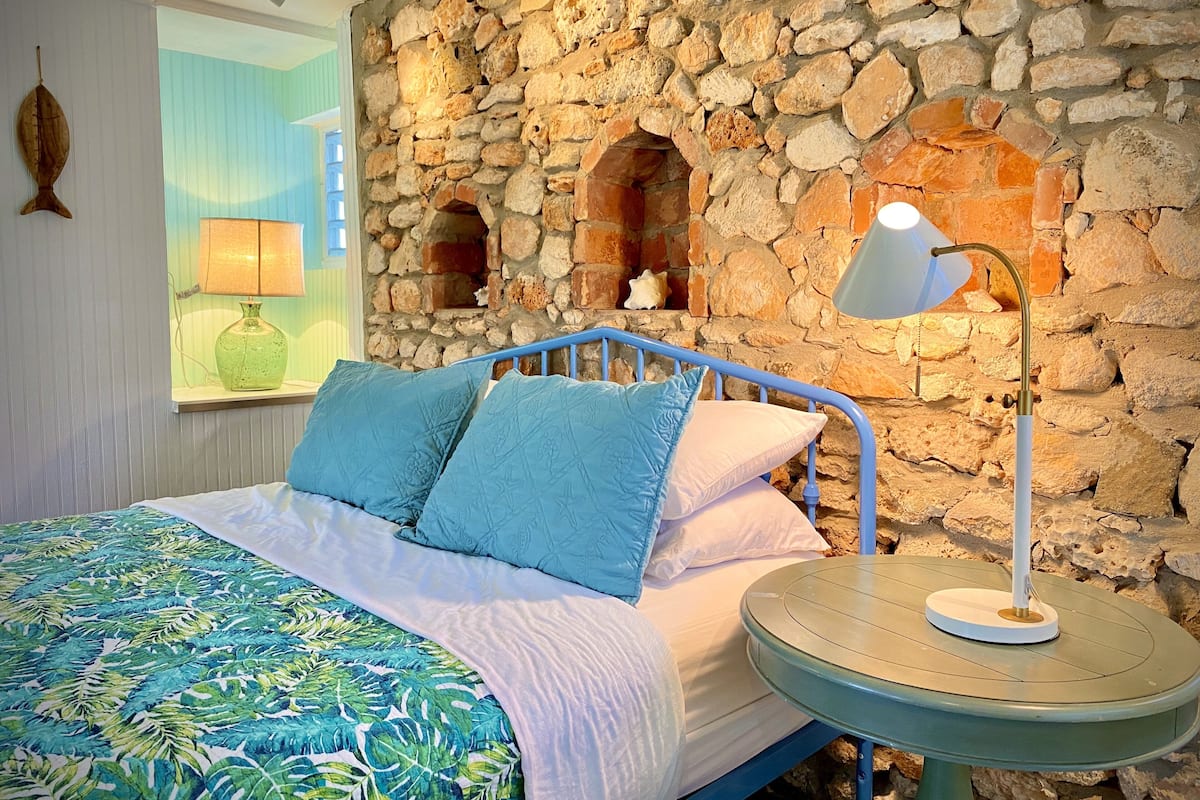 Deluxe Cottage, Kitchen, Garden View (Seaglass) | 1 bedroom, in-room safe, iron/ironing board, free WiFi