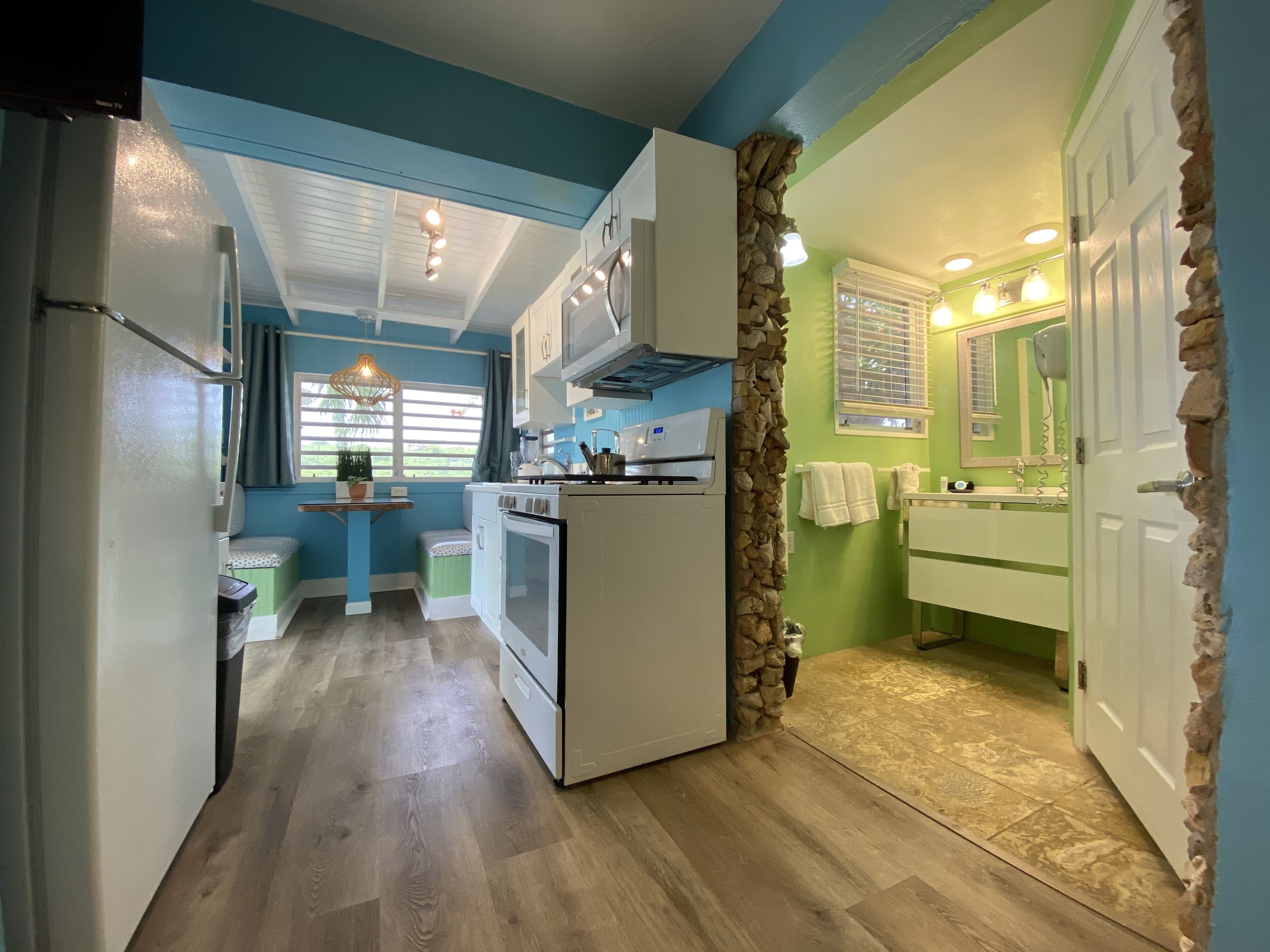 Småhus – deluxe, kjøkken, hageutsikt (Castaway) | Bad | Dusj, toalettartikler (inkludert), hårføner og håndklær