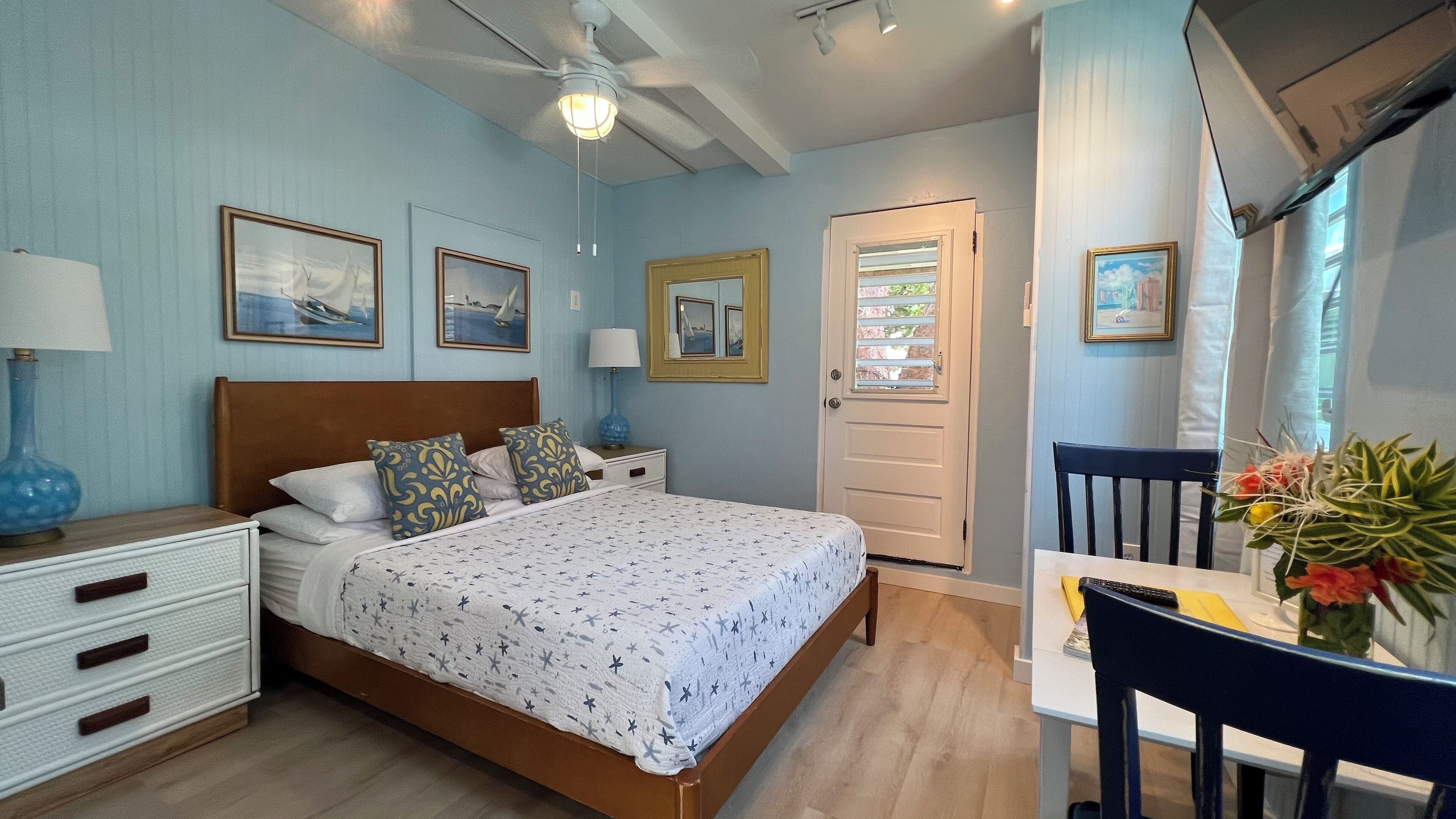 Cottage Standar, dapur, pemandangan laut sebagian | Area keluarga | Smart TV 40-inci dengan saluran TV digital dan layanan streaming