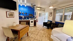 Casa de campo Deluxe, cocina, vista al jardín (Calypso) | Área de sala de estar | Smart TV de 40 pulgadas con canales digitales y servicios de streaming