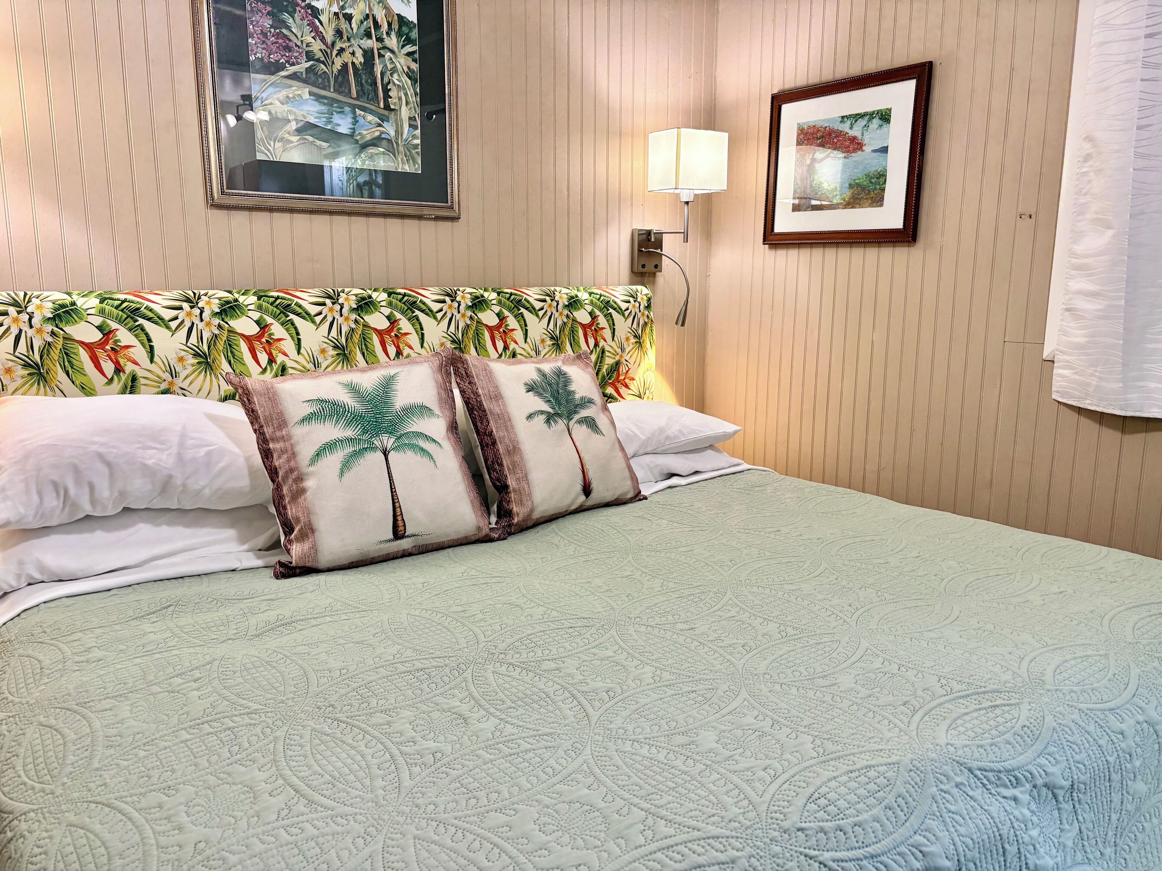 Kamar Ekonomi, 1 Tempat Tidur King, lemari es & microwave (Coco Bean) | Brankas dan didekorasi berbeda-beda