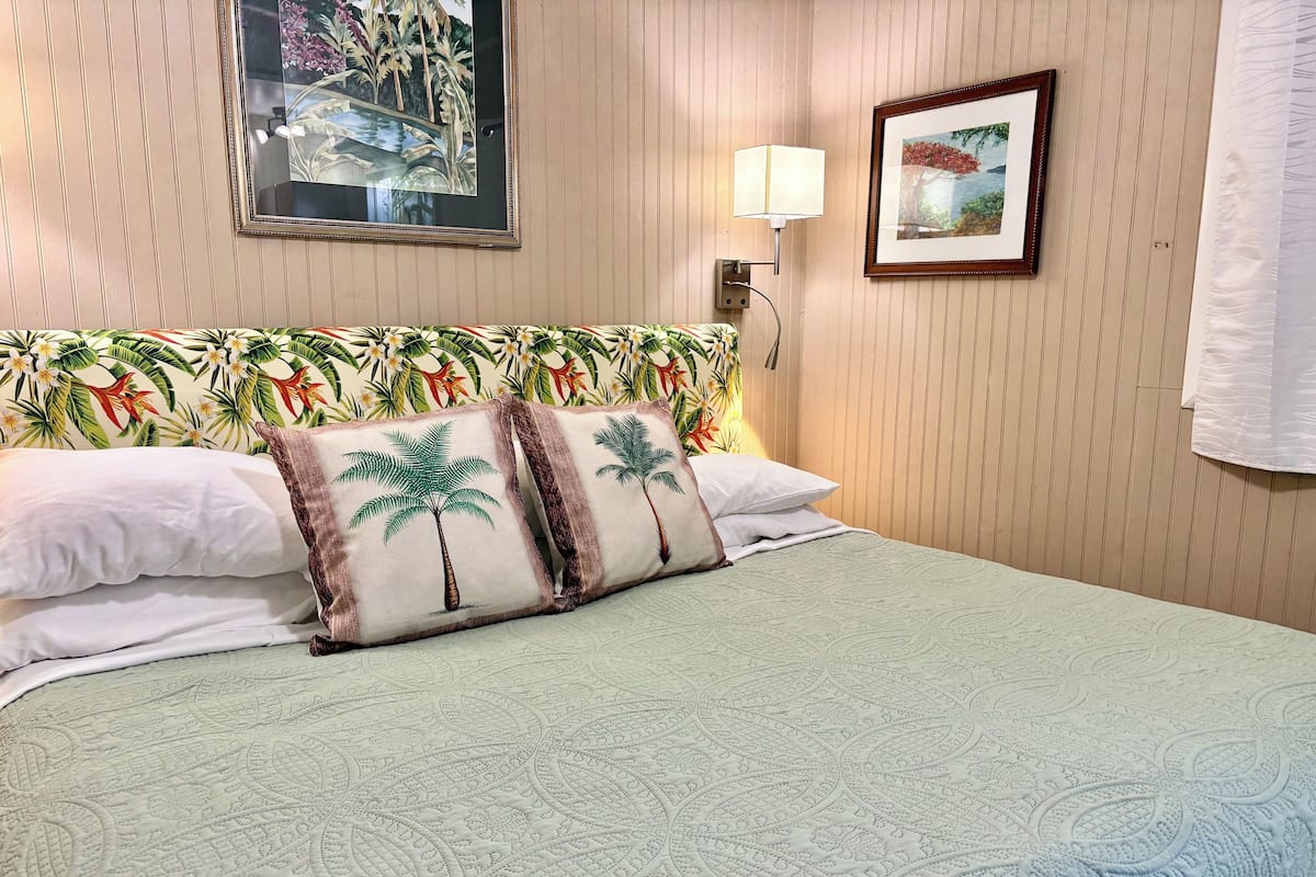 Habitación económica, 1 cama King size, refrigerador y microondas (Coco Bean) | 1 habitación y caja de seguridad en la habitación