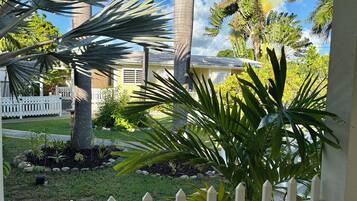 Cottage, bếp, quang cảnh vườn (Carol's Rest) | Quang cảnh vườn