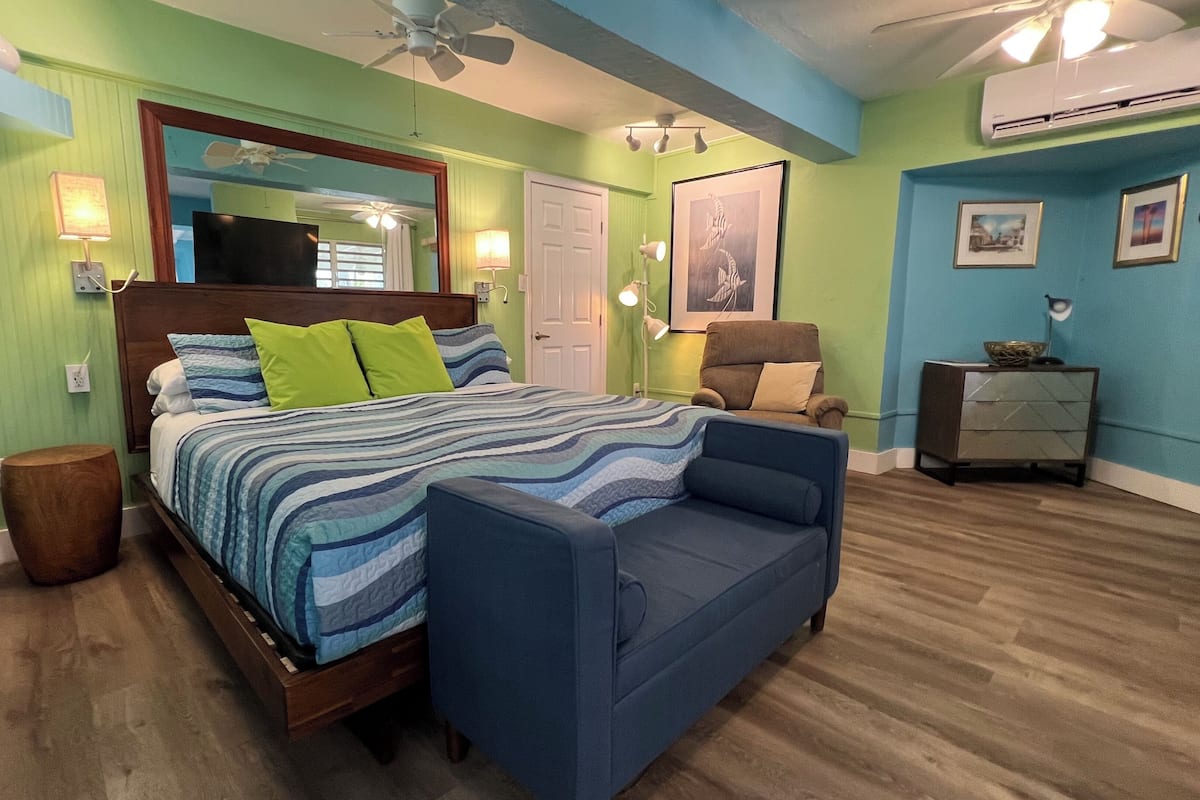 Deluxe Cottage, Kitchen, Garden View (Castaway) | Living area | 40-inch Smart TV with digital channels, streaming services