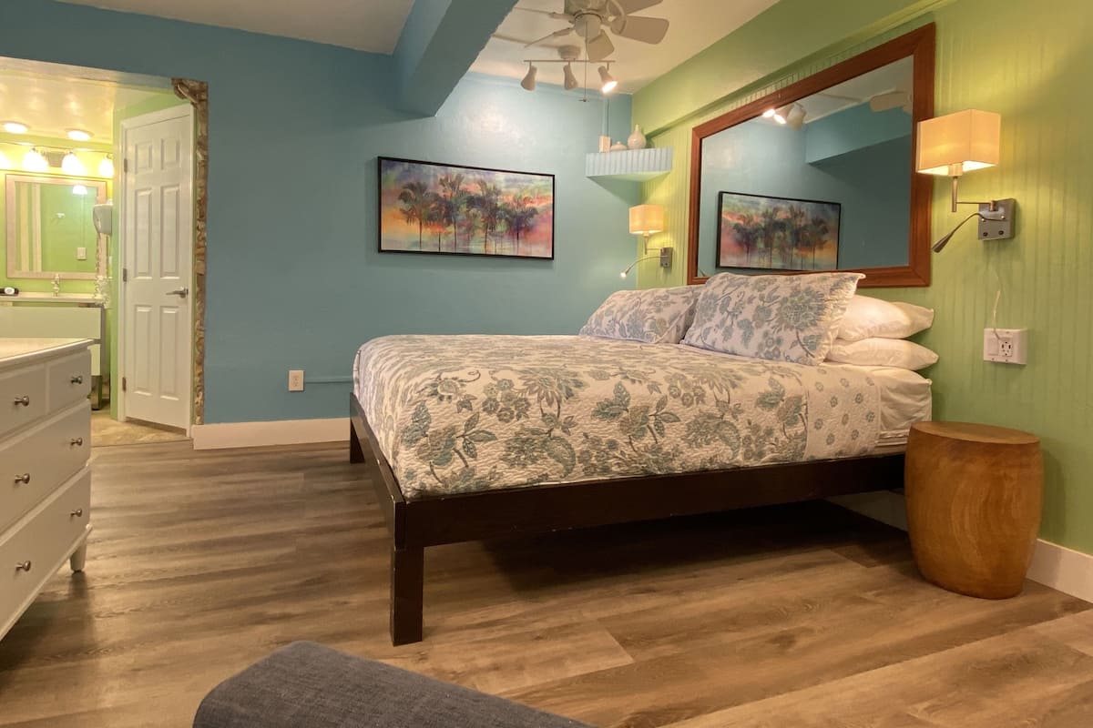 Deluxe Cottage, Kitchen, Garden View (Castaway) | 1 bedroom, in-room safe, iron/ironing board, free WiFi