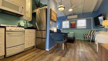 Stuga - kök - utsikt mot trädgården (Cockle Shell) | 1 sovrum, värdeförvaringsskåp på rummet och strykjärn/strykbräda