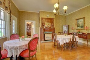 Continental breakfast for a fee on weekdays