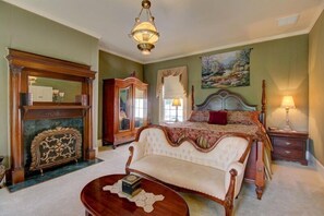 Governor's Room | Egyptian cotton sheets, premium bedding, Tempur-Pedic beds - Bybee's Historic Inn (Central Point)