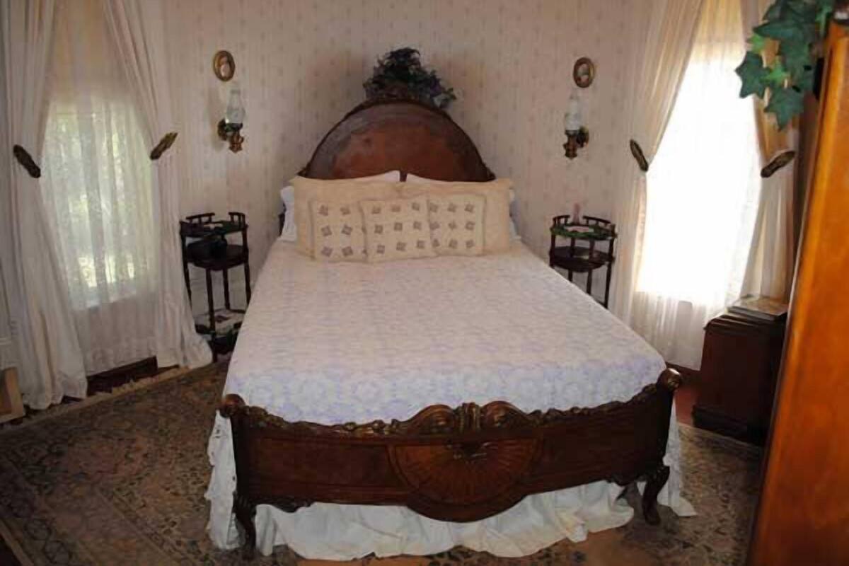 Classic Room, 1 Double Bed, Private Bathroom (The Violet Room) | Rollaway beds, free WiFi