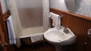 Combined shower/bathtub, towels