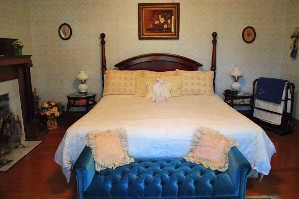 Classic Room, 1 King Bed, Fireplace (The Iris Room) | Rollaway beds, free WiFi