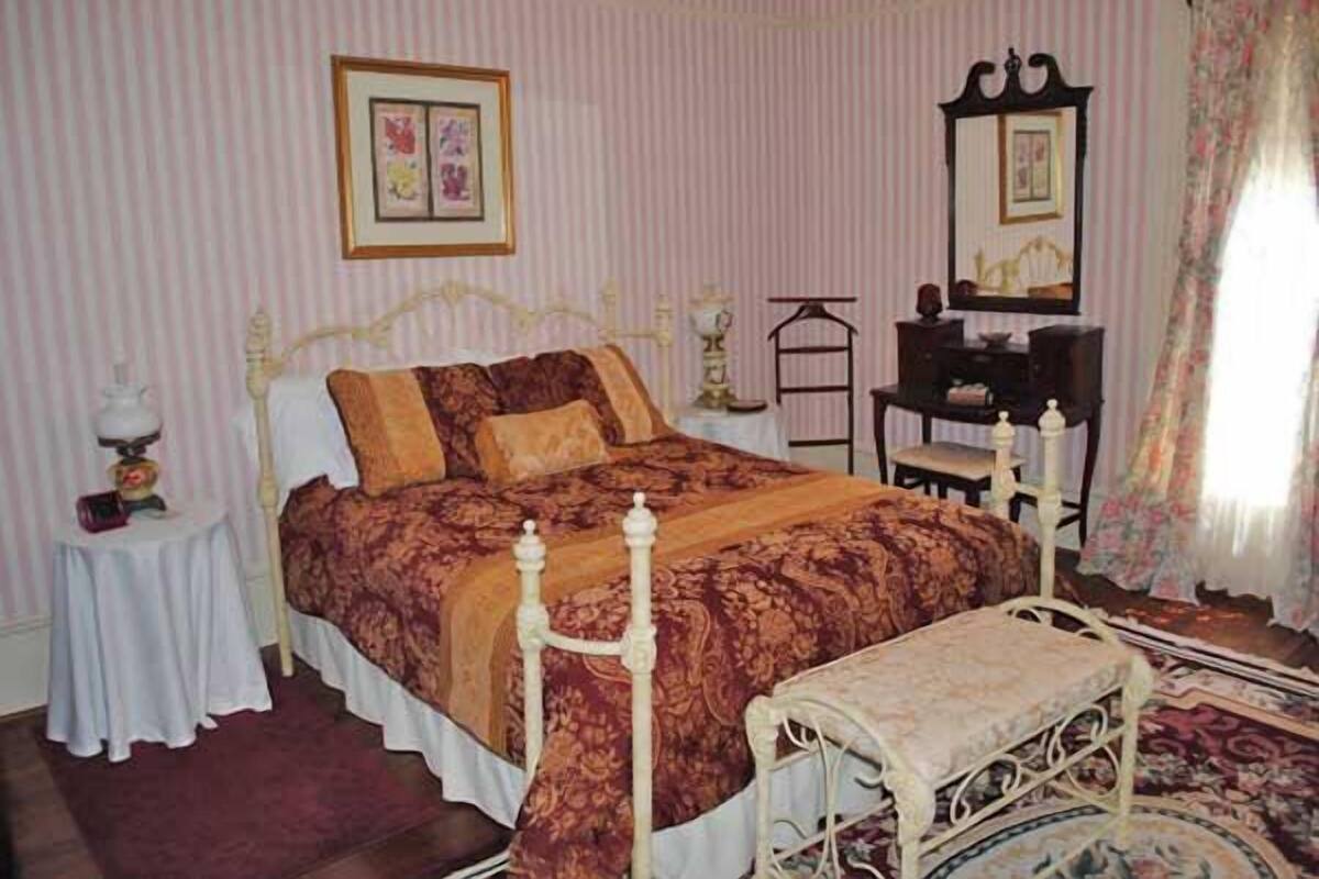 Classic Room, 1 Queen Bed, Bay View (The Rose Room) | Rollaway beds, free WiFi