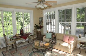 13-Zoll-LED-Fernseher mit Satellitenempfang, Fernseher