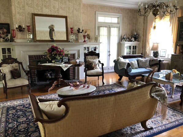 13-Zoll-LED-Fernseher mit Satellitenempfang, Fernseher