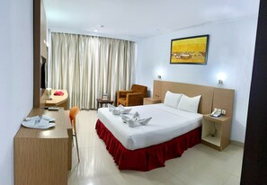 In-room safe, desk, free WiFi, bed sheets - Hotel Prima Makassar (Makassar)
