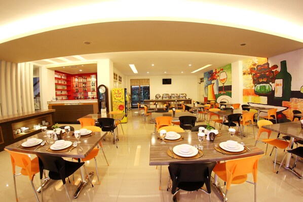 Breakfast, lunch, dinner served; Indonesian cuisine - Hotel Prima Makassar (Makassar)