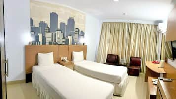 Cofres nos quartos, escrivaninha, Wi-Fi de cortesia, roupa de cama