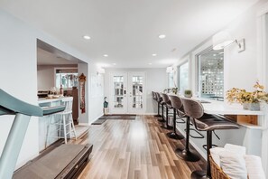 Fridge, microwave, coffee/tea maker, electric kettle - Along River Ridge (Calgary)