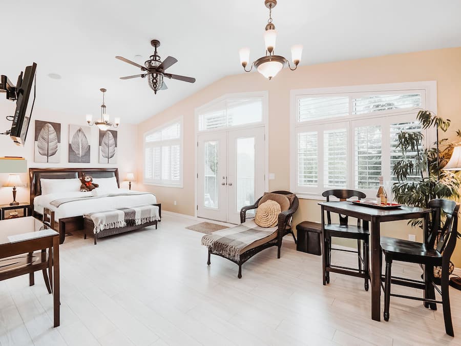 Premium bedding, in-room safe, individually decorated