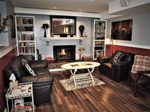 Standard Room, 1 Queen Bed, Garden View | Living room