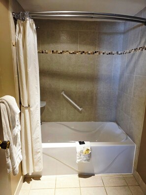 Bañera con ducha, artículos de tocador gratuitos, secador de pelo