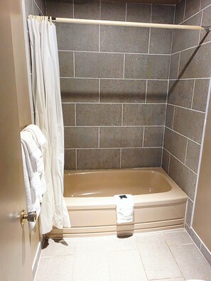 Rom – standard, 1 queensize-seng (Upper Level by Stairs Only) | Bad | Kombinert dusj/badekar, toalettartikler (inkludert) og hårføner