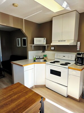 Réfrigérateur, micro-ondes, cafetière/bouilloire