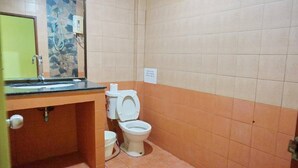 Shower, free toiletries, towels - Baan Kluaymai Guesthouse (Koh Samui)