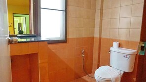 Shower, free toiletries, towels