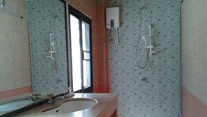 Standard Room | Bathroom | Shower, free toiletries, towels - Baan Kluaymai Guesthouse (Koh Samui)