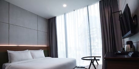 Escritorio, tabla de planchar con plancha, wifi gratis y ropa de cama