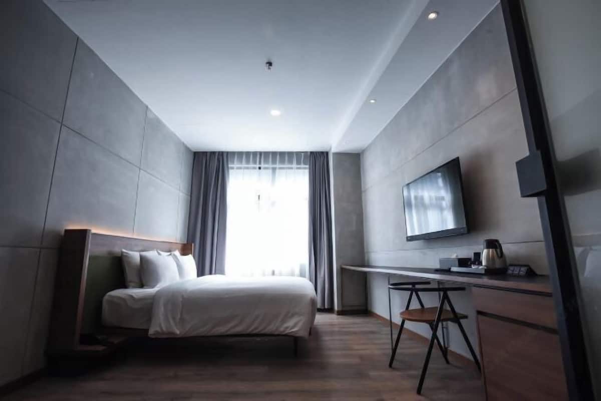 Escritorio, tabla de planchar con plancha, wifi gratis y ropa de cama