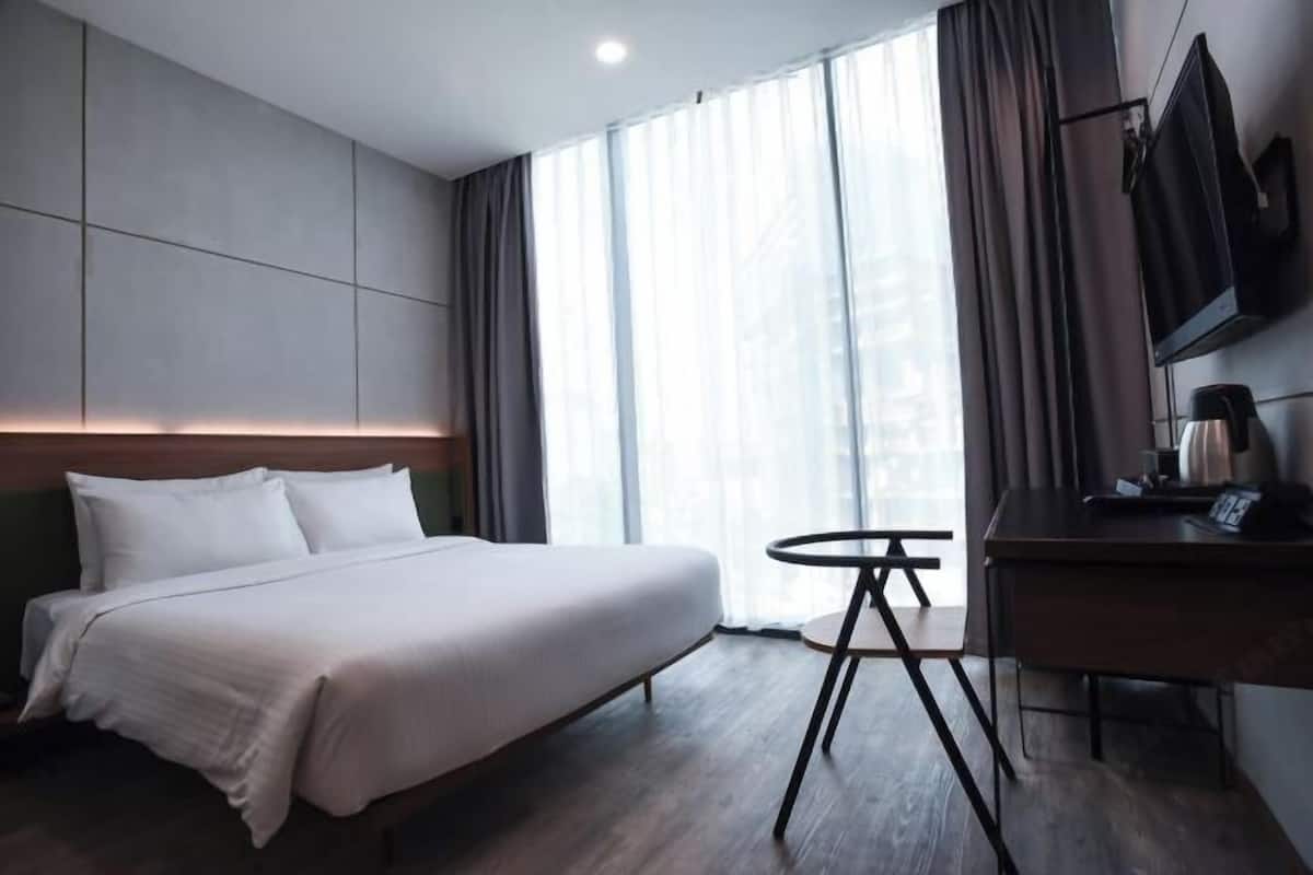 Desk, iron/ironing board, free WiFi, bed sheets