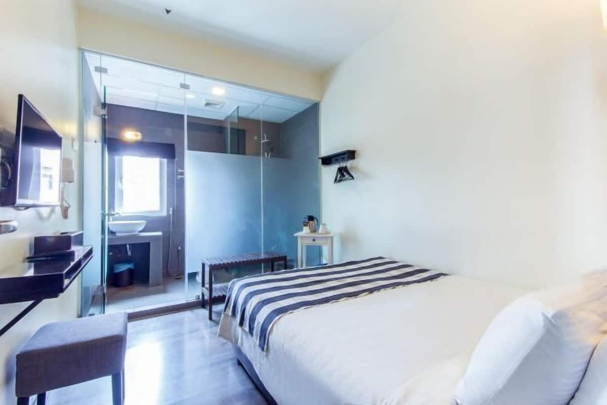 Escritorio, tabla de planchar con plancha, wifi gratis y ropa de cama