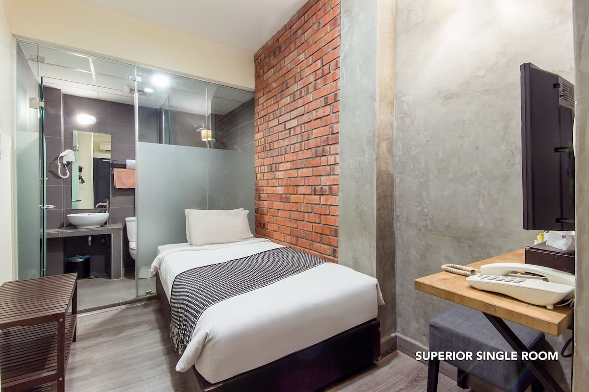 Habitación individual superior | Escritorio, tabla de planchar con plancha, wifi gratis y ropa de cama