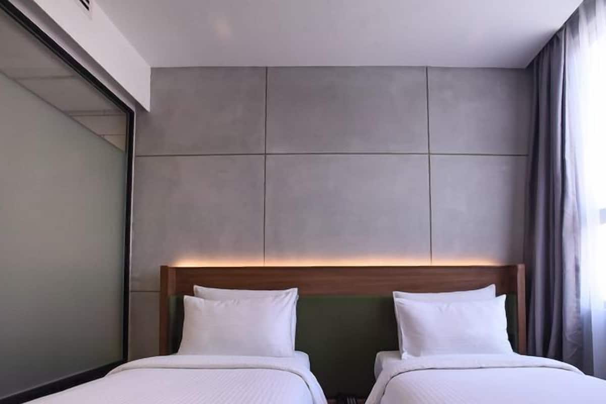 Habitación ejecutiva con 2 camas individuales | Escritorio, tabla de planchar con plancha, wifi gratis y ropa de cama