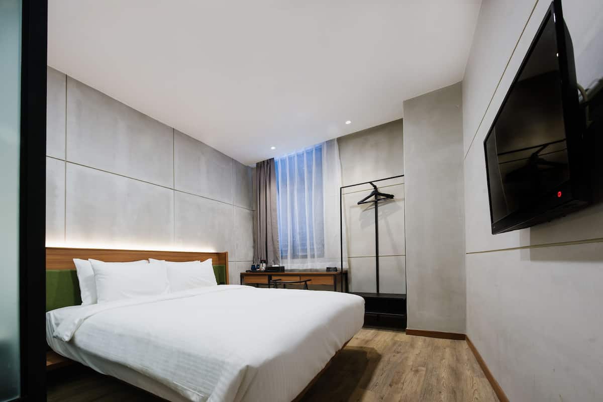 Habitación ejecutiva, 1 cama de matrimonio grande | Escritorio, tabla de planchar con plancha, wifi gratis y ropa de cama