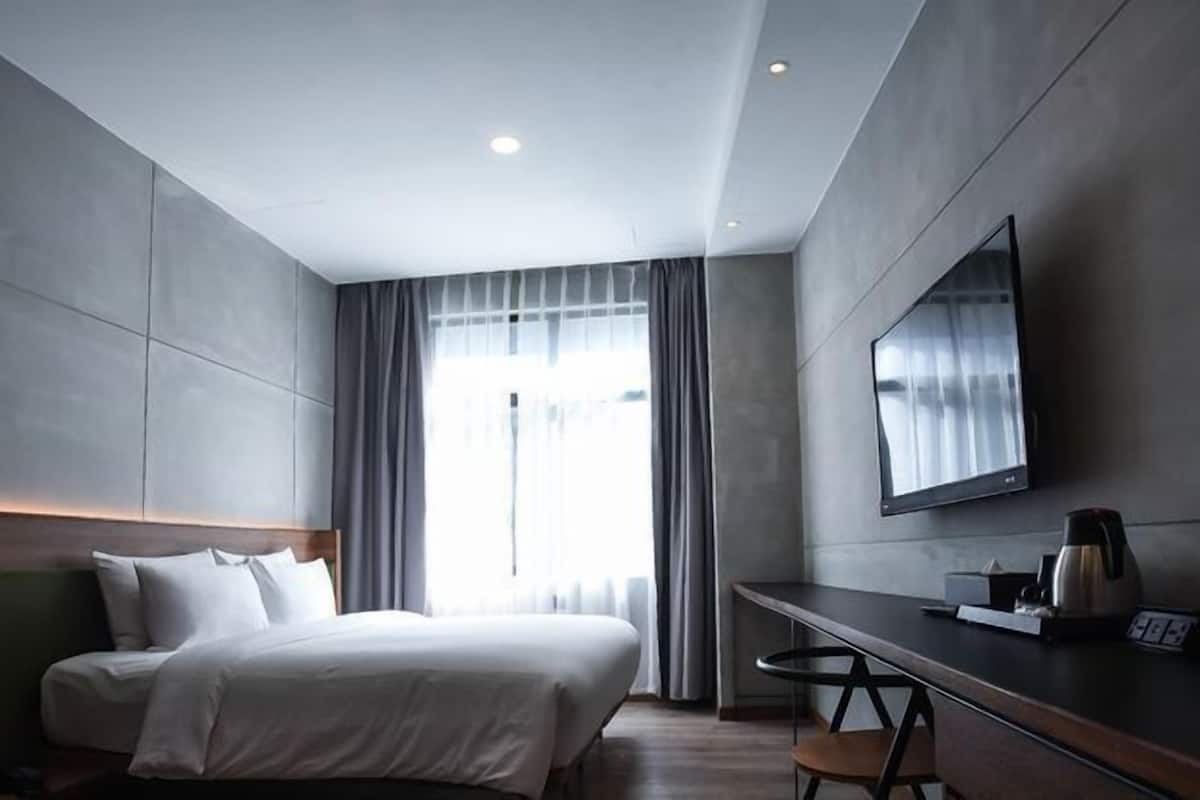 Suite junior | Escritorio, tabla de planchar con plancha, wifi gratis y ropa de cama