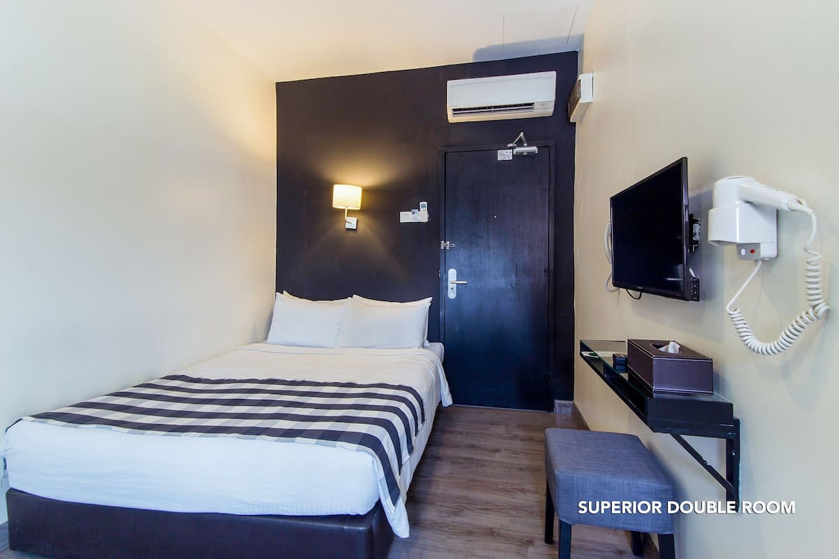 Habitación doble superior | Escritorio, tabla de planchar con plancha, wifi gratis y ropa de cama