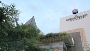 Un immeuble sur lequel on peut lire l’inscription : « Résidence Legion Sunset ».