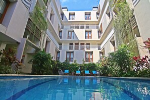Outdoor pool, pool loungers - The Legian Sunset Residence (Legian)