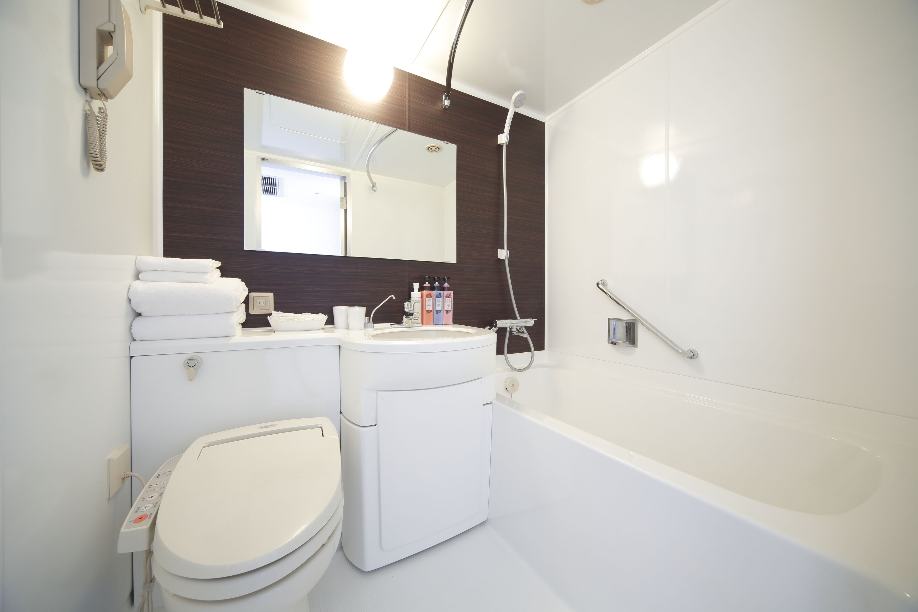 combined shower/bathtub, free toiletries, hair dryer, slippers