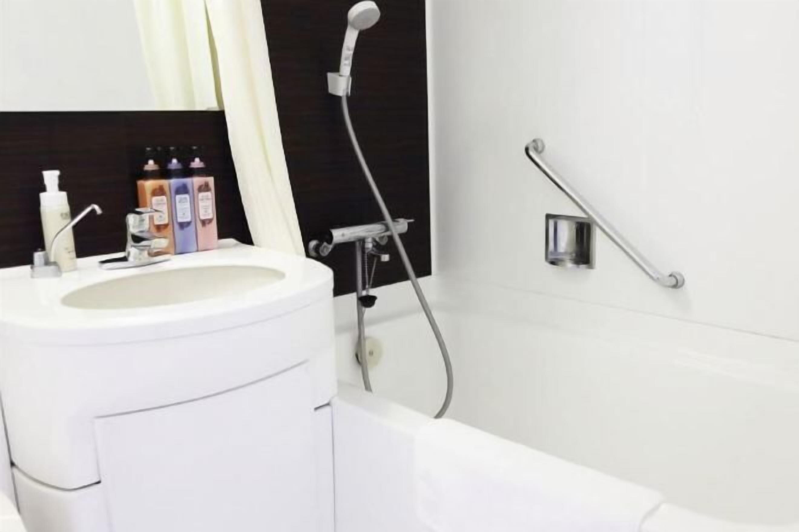 샤워기/욕조 결합, 무료 세면용품, 헤어드라이어, 슬리퍼