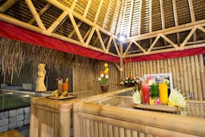Bar en bord de piscine