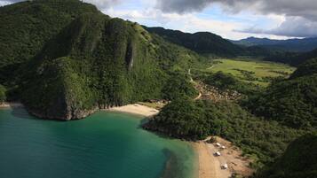 Pantai di sekitar, snorkeling, dan berkayak