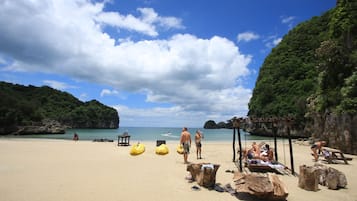 Nära stranden, snorkling och kajakpaddling
