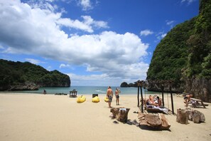 Pantai di sekitar, snorkeling, dan berkayak