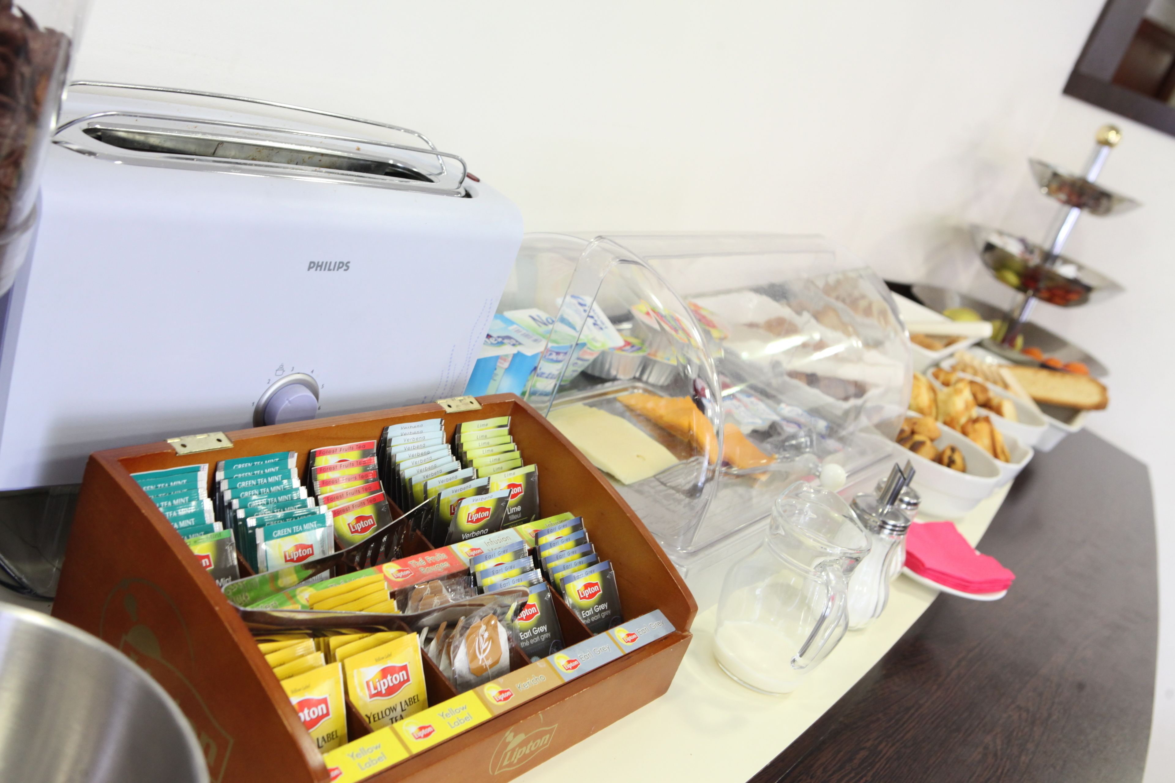 朝食 (ビュッフェ)、毎日提供 (1 名様 9.00 EUR)